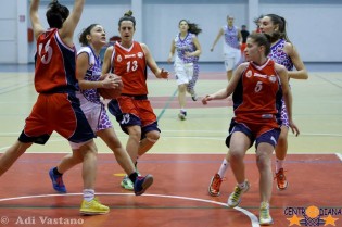 Sabrina Natale a canestro (Foto centrodianabasket.it)