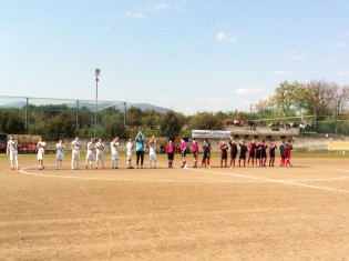 Il saluto delle squadre a centrocampo (foto Antimo Cusano)