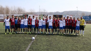 Le squadre schierate a centrocampo