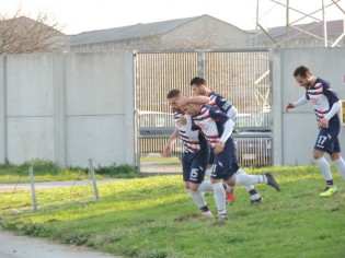 Sticco festeggiato dopo il gol