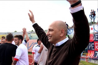 Il presidente Giovanni Lombardi esulta per la promozione (Foto Giuseppe Melone)