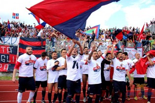 I rossoblù festeggiano la promozione (Foto Giuseppe Melone)