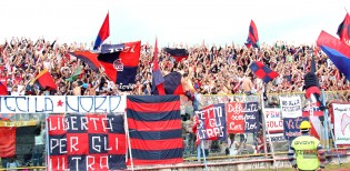 I tifosi della Casertana (Foto Giuseppe Melone)