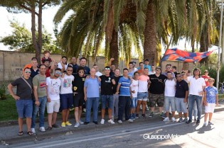 I tifosi rossoblù attendono l'arrivo della squadra