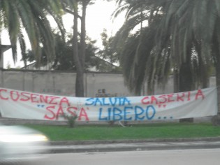 Lo striscione fuori lo stadio Pinto (Foto Domenico Vastante)