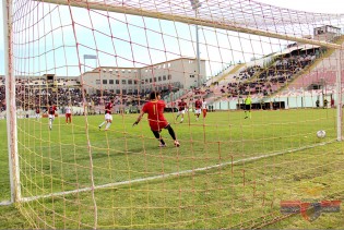 Il rigore di mancino la scorsa stagione (Foto Giuseppe Scialla)