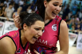 Melina Salzillo esulta con Claudia Torchia per la promozione in A2 (Foto Giuseppe Melone)