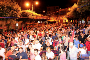 I tifosi rossoblù in Piazza Sant'Anna