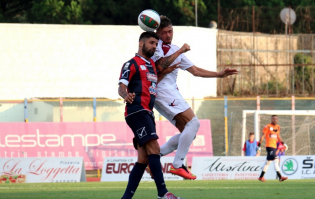 Mancino di testa (Foto Giuseppe Scialla)