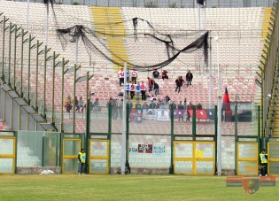 I tifosi della Casertana l'anno scorso in Sicilia (Foto Giuseppe Scialla)