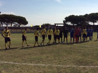 Saluto delle squadre a centrocampo (foto Antimo Cusano)