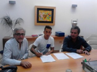 Catinali durante la firma sul contratto