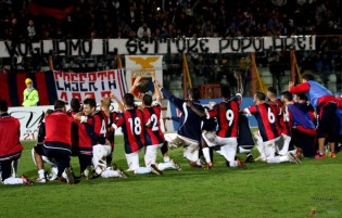 La festa a fine gara con i tifosi (Foto Giuseppe Scialla)