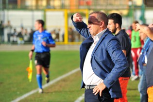 Sasà marra tecnico dell'Aversa (Foto Vincenzo Di Monda)