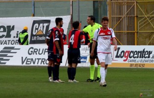 Le proteste di Carrus per il goal assegnato a Iemmello (foto Giuseppe Scialla)