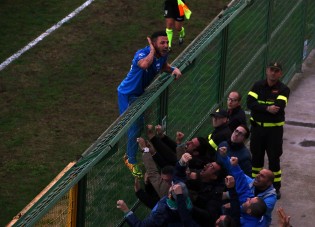 L'esultanza di Caccavallo dopo il gol vittoria