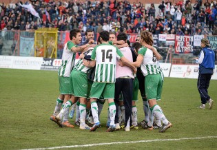 Il Lamezia esulta dopo aver espugnato il Pinto lo scorso anno (Foto Giuseppe Melone)