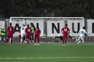 Il rigore di Scarpa in Savoia-Reggina 2-0 (Foto Vincenzo Di Monda)