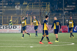 L'esultanza della Juve Stabia contro il Catanzaro (Foto Vincenzo DI Monda)