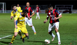 De Giorgi in marcatura su Mancino al Pinto (Foto Giuseppe Scialla)