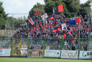 I tifosi rossoblù l'anno scorso ad Aversa (Foto Giuseppe Melone)