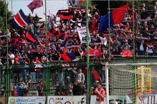 I tifosi rossoblù l'anno scorso ad Aversa