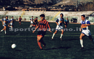 Carosella in azione contro il Matera nel '97 (Foto archivio storico Pasquale Fiorillo)