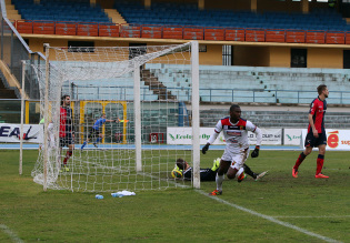 Karamoko Cissè esulta dopo il gol al Cosenza (Foto Giuseppe Scialla)