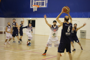 Una fase del derby al Pala Don Bosco (foto Tanaka)