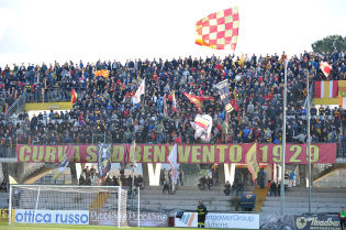 I tifosi del Benevento (Foto Vincenzo Di Monda)