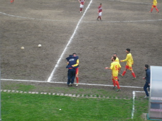 Vincenzo Russo festeggia il goal con Umberto Mastellone