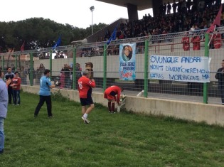 Omaggio floreale in memoria di Aldo (foto Antimo Cusano)