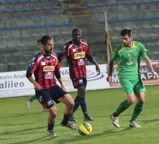 Mancosu in azione contro il Melfi (Foto Giuseppe Scialla)