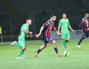 Riccardo Idda in azione con il Melfi, uno dei pochi a salvarsi