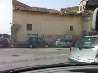 Lo striscione all'imbocco di Via San Carlo