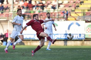 Mangiacasale in gol contro la Lupa Roma (Foto Vincenzo Di Monda)
