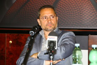 Lello Iavazzi durante la conferenza stampa al Palamaggiò