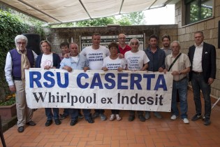 Il presidente Rossi con i lavoratori Whirlpool
