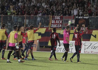 Gli applausi a fine partita