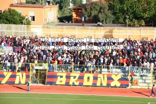 Lo striscione per Cruciani 