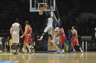 La Juve in azione contro Pesaro (Foto Filauro)