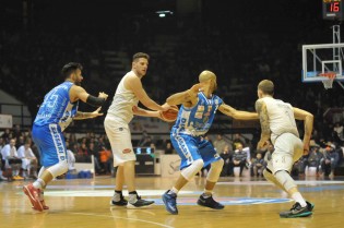 Amoroso in azione contro Sassari (Foto Filauro)