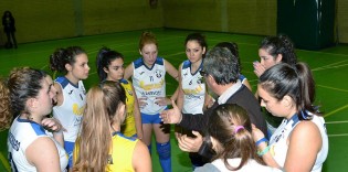 Le ragazze del Panda Volley durante un timeout