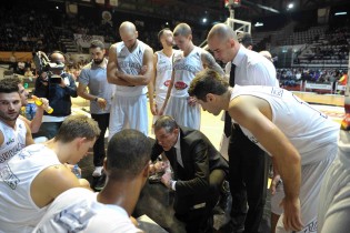 Coach Dell'Agnello durante un timeout