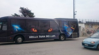 Il pullman giallorosso in partenza