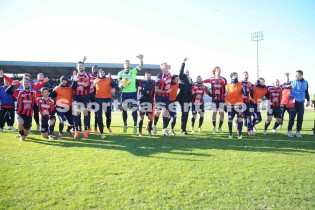 La festa a fine gara dopo il derby dell'anno scorso (Foto Melone)