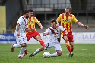 Mancosu nella morsa del Benevento (Foto Di Monda)