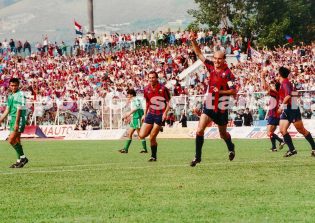 Serra esulta dopo il gol al Monopoli (Foto Santangelo)