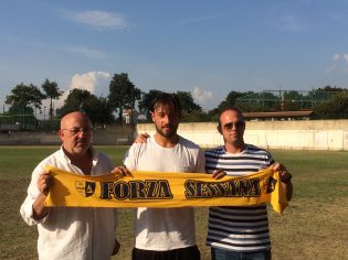 Il portiere Piero Grasso tra il diretto sportivo Marraffino e il Team Manager Librace (foto ufficio stampa Sessana)