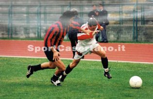 Scagliarini in azione contro il Taranto nel '96 (Foto archivio storico Pasquale Fiorillo)